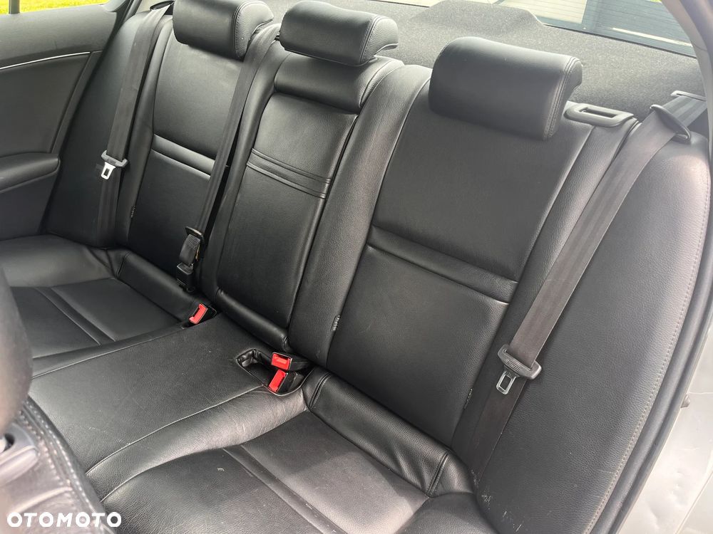 Toyota Avensis 1.6 Premium - 15