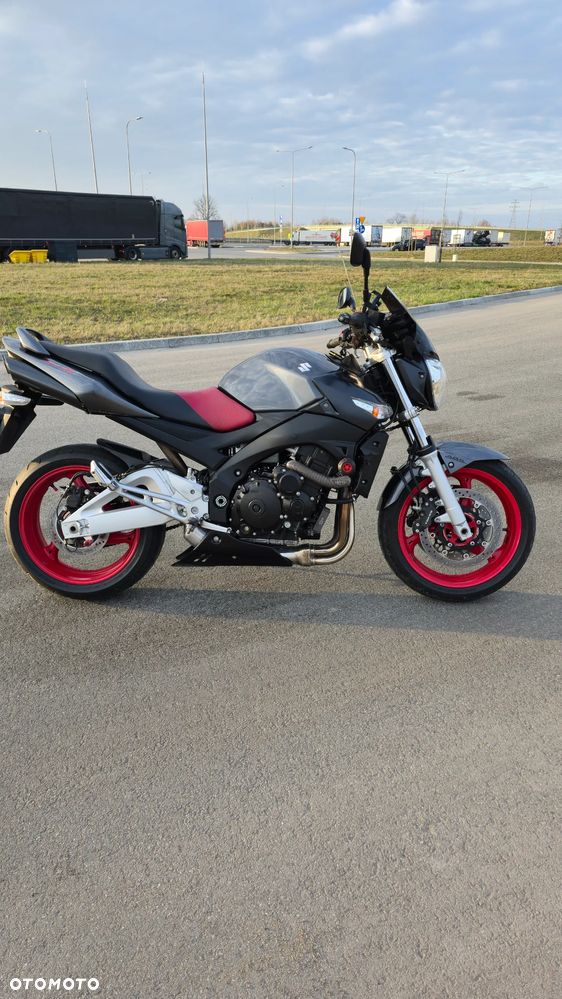 Suzuki GSR - 13