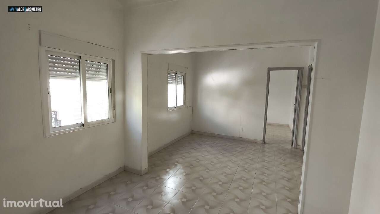 Prédio T5 com logradouro e arrumos - Grande imagem: 4/22