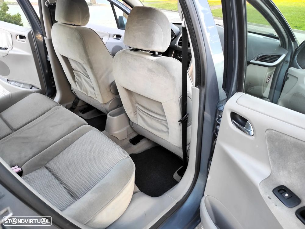 Peugeot 207 1.4 16V Trendy - 10