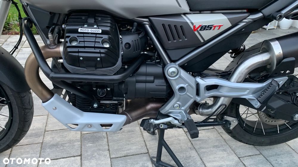 Moto Guzzi V85 - 12