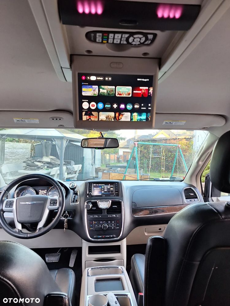 Chrysler Town & Country - 6