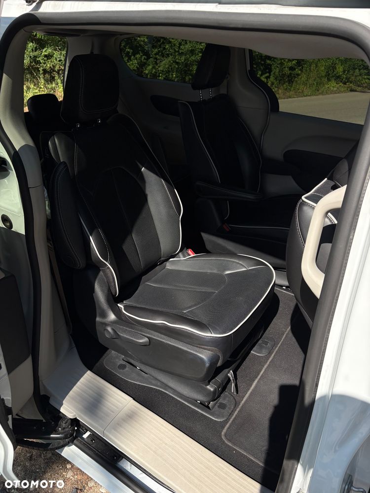 Chrysler Pacifica - 23