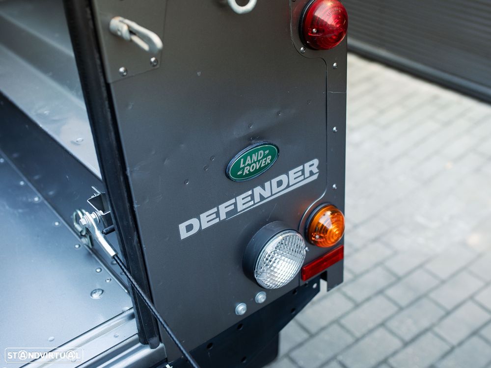 Land Rover Defender 110 SW 2.4 CRD S - 19
