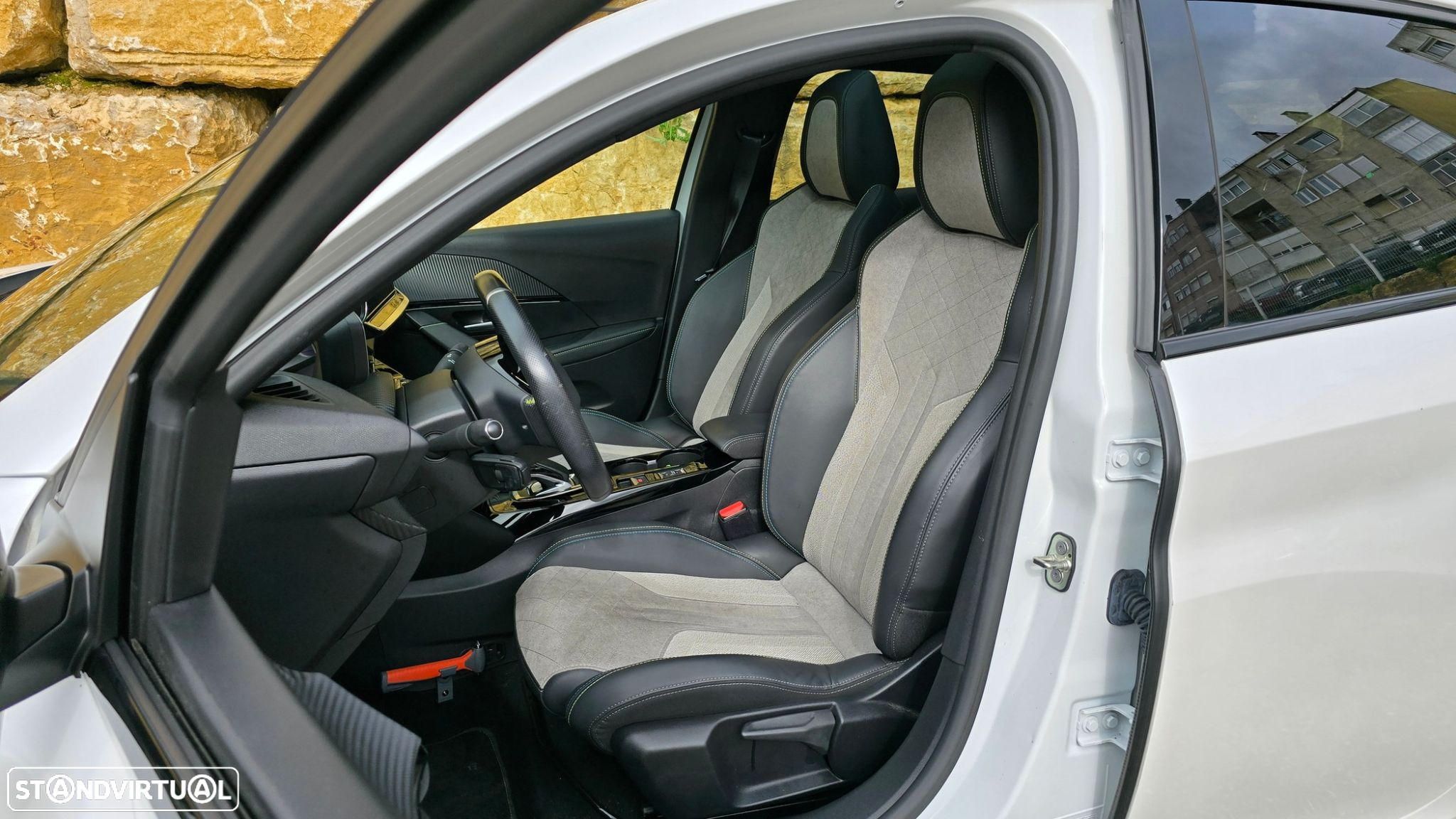 Peugeot e-208 GT - 44