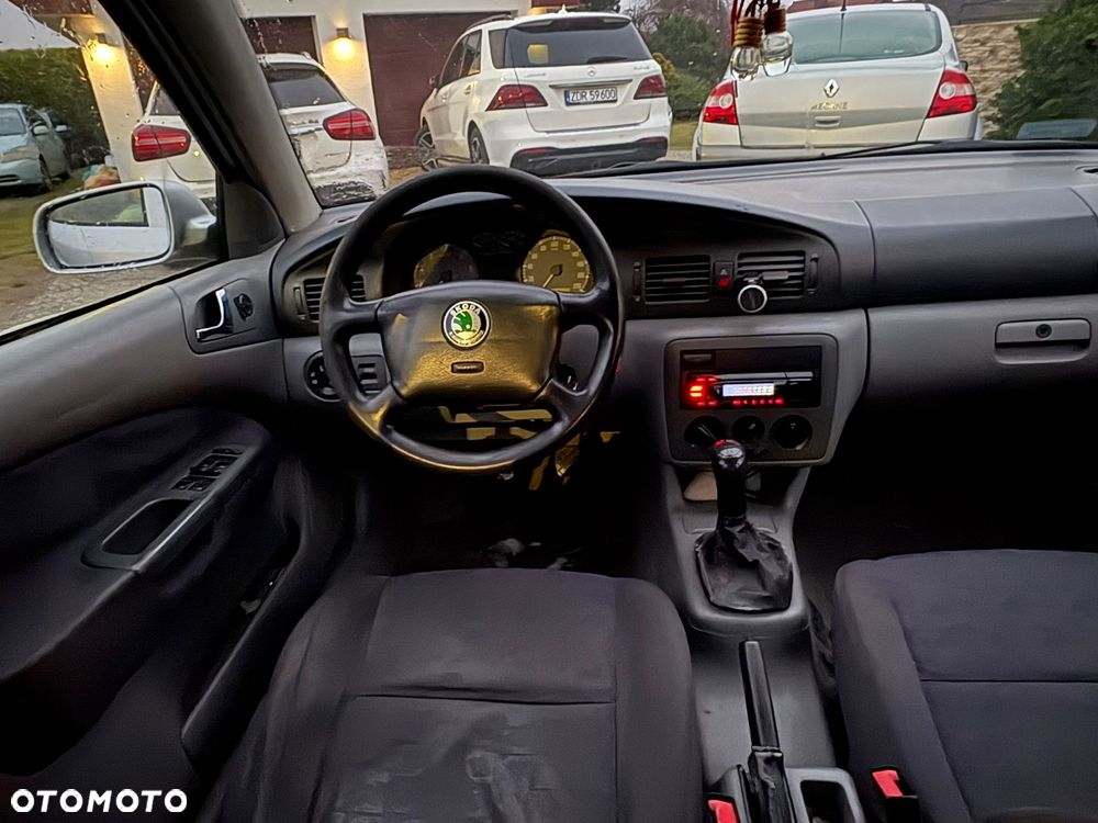 Skoda Octavia 1.6 GLX - 11