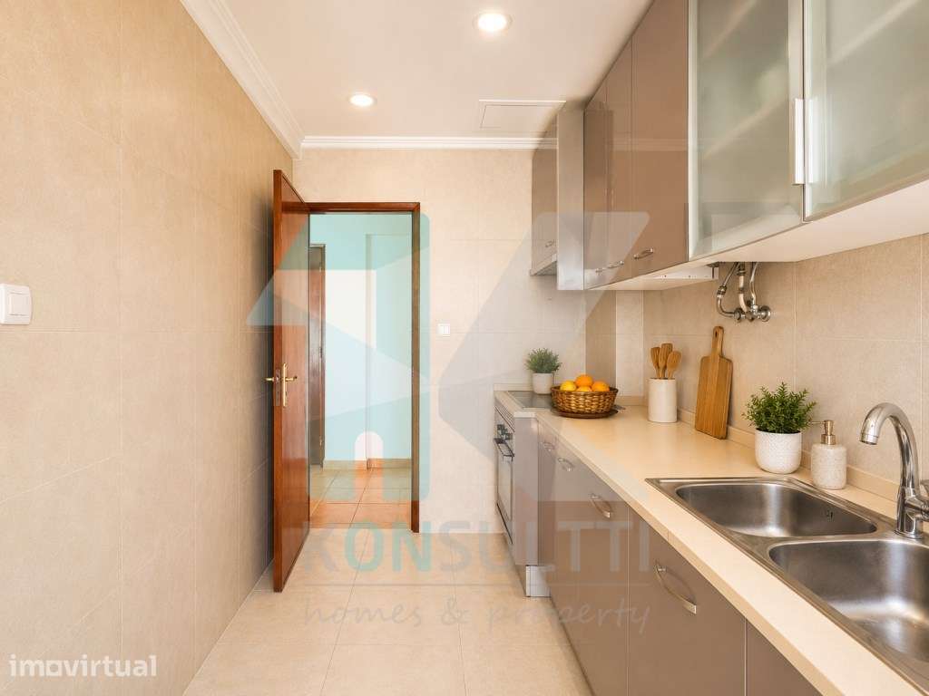 Apartamento T3 amplo com vista desafogada no centro do Laranjeiro (... - Grande imagem: 2/16