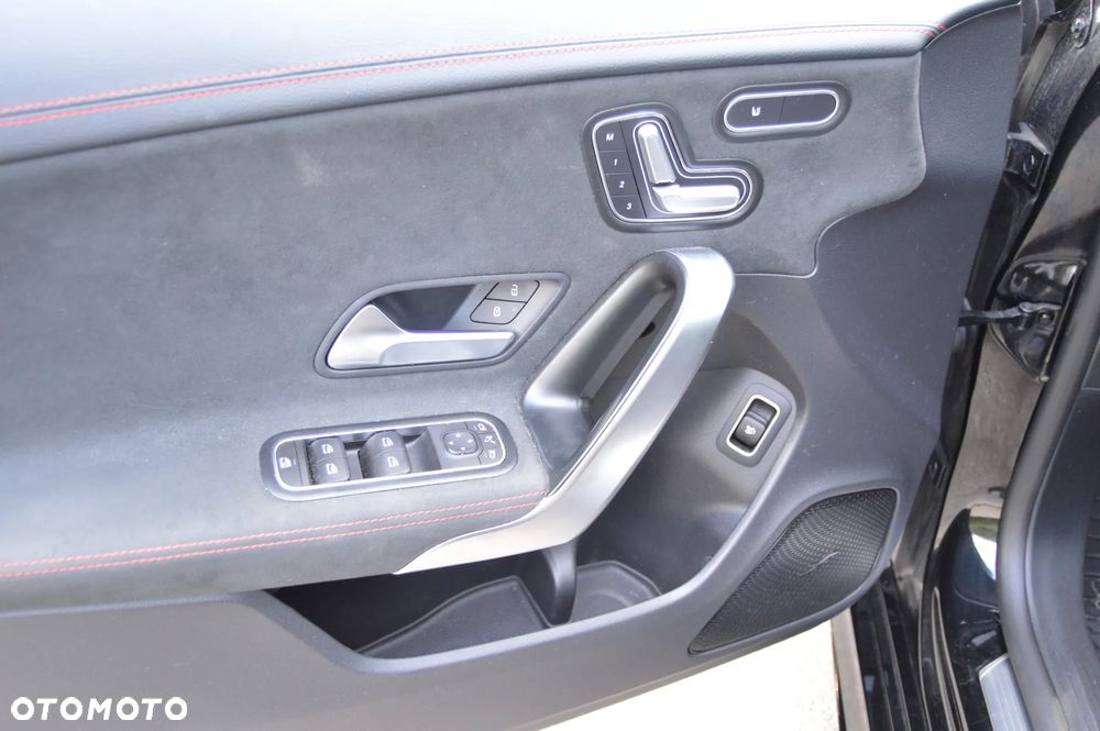 Mercedes-Benz CLA 220 d AMG Line 8G-DCT - 39