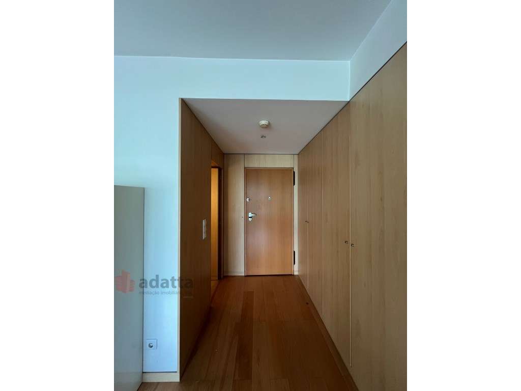 APARTAMENTO T0 MOBILADO, COM COZINHA EQUIPADA E ESTACIONAMENTO no E... - Grande imagem: 4/27