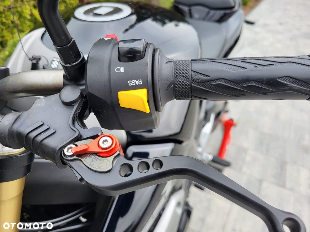 Suzuki GSR - 14