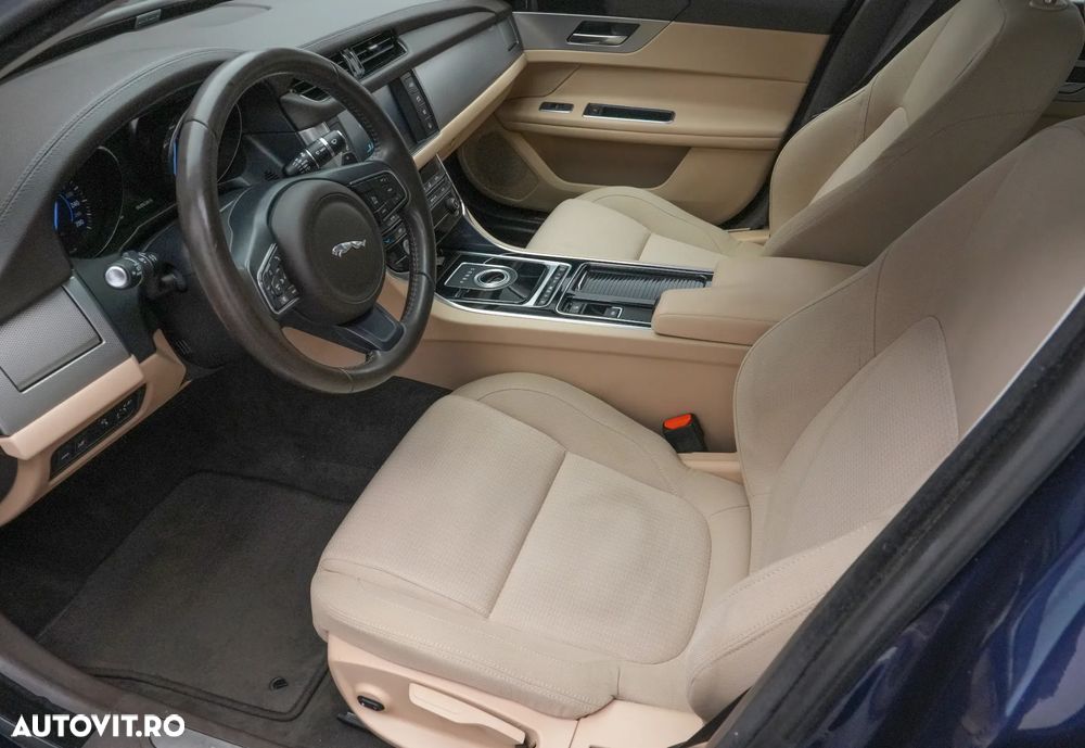 Jaguar XF 20d RWD E-Performance Pure - 11
