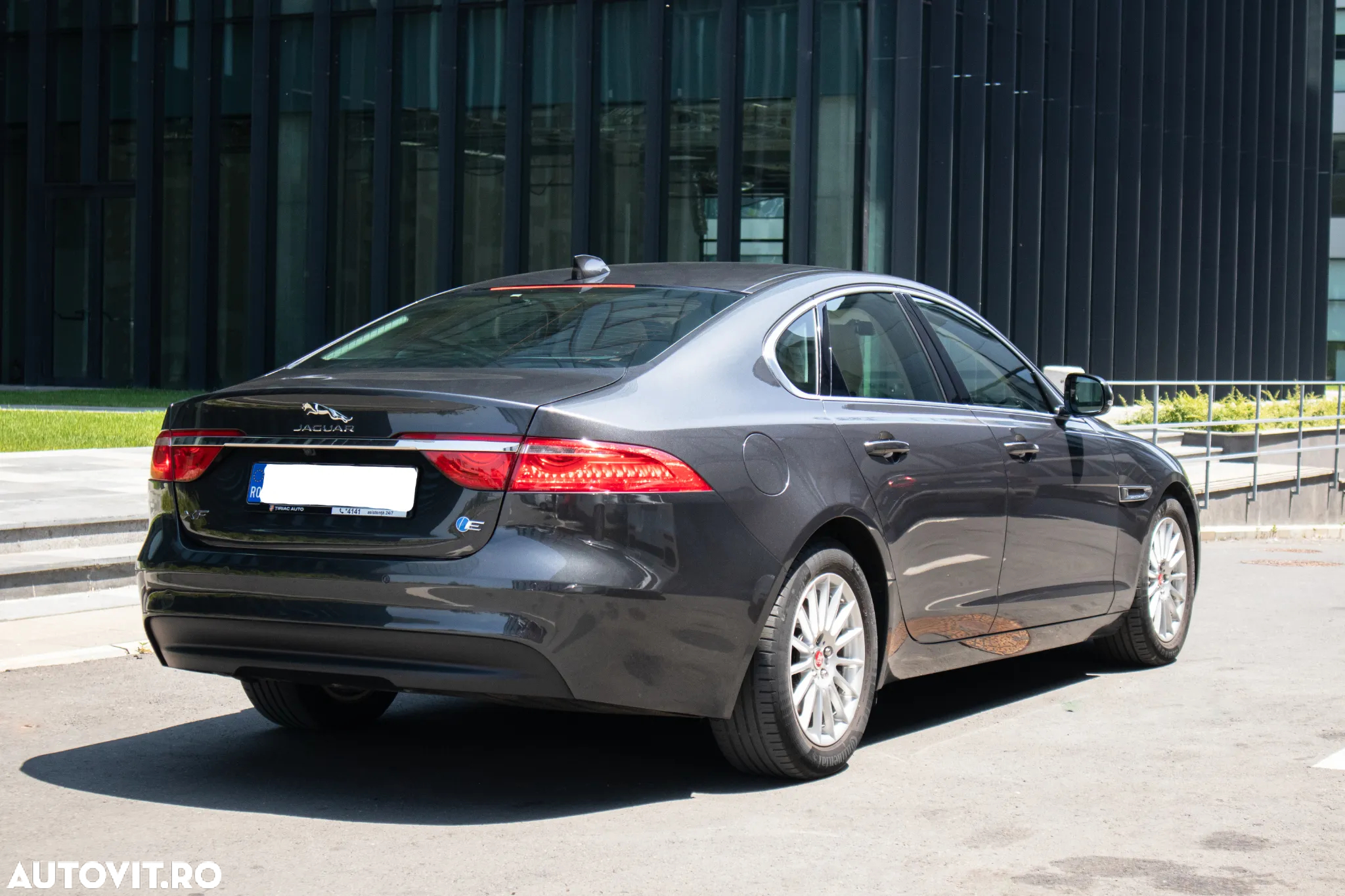 Jaguar XF 20d RWD E-Performance Portfolio - 5