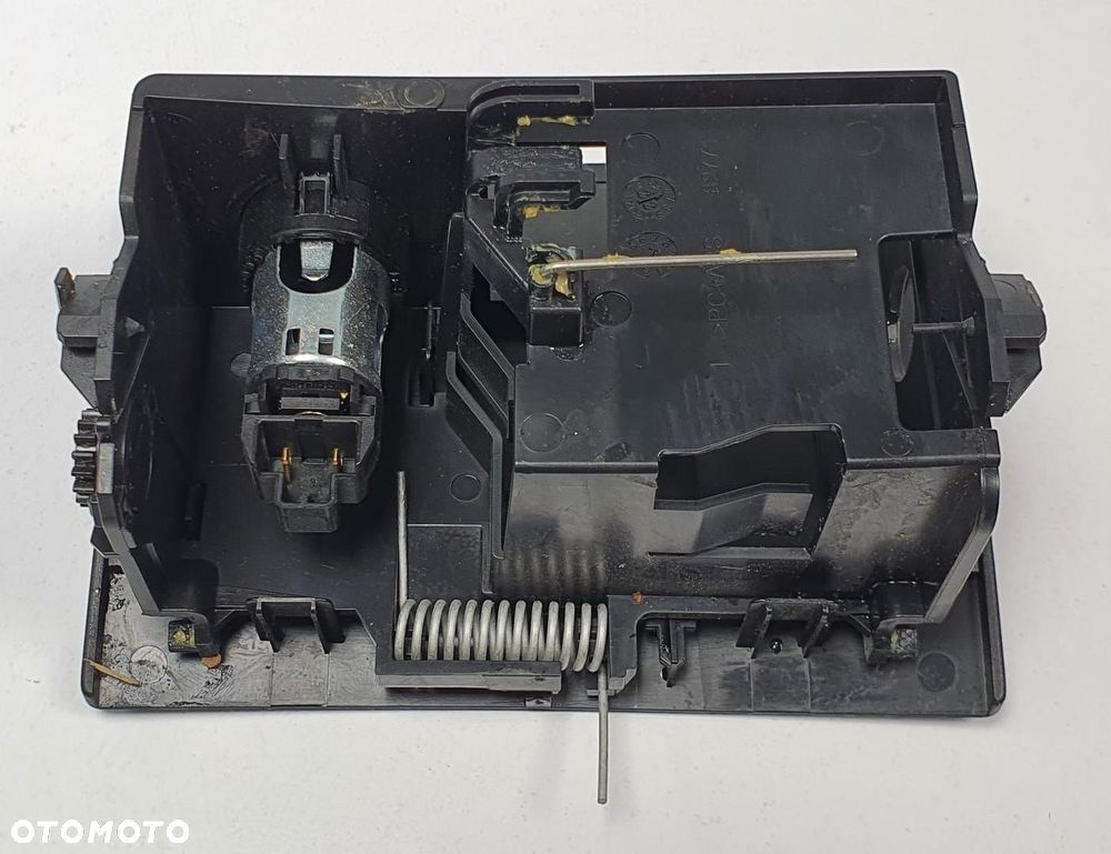 SCHOWEK GNIAZDO 12V TUNELU MERCEDES W213 - 3