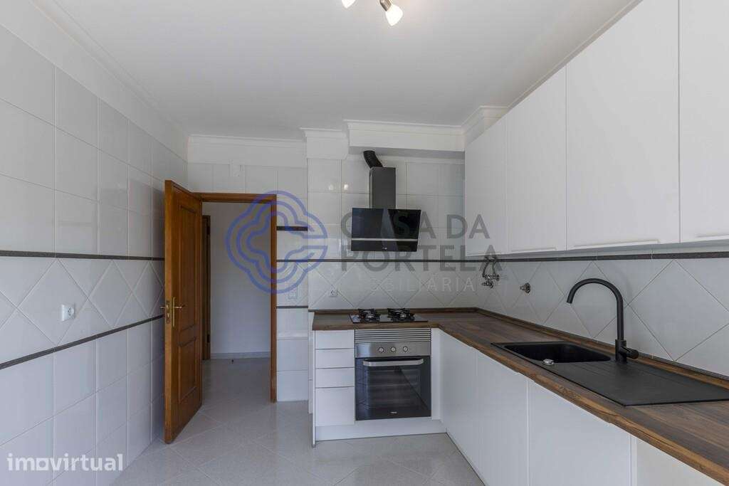 Apartamento T-1 renovado, com muita luz natural, numa zona muito tran - Grande imagem: 3/24