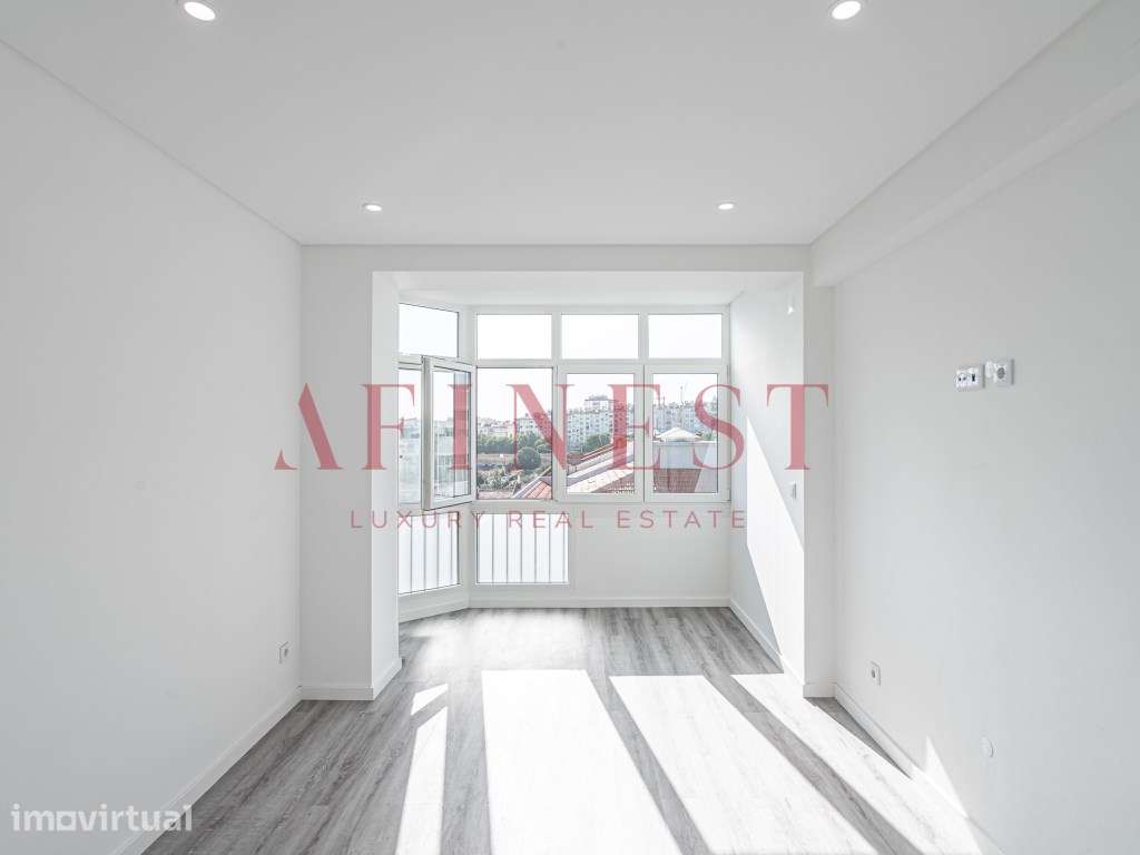 APARTAMENTO T2 TOTALMENTE REMODELADO EM QUELUZ PARA ENTRAR 07/11/2026 - Grande imagem: 3/35