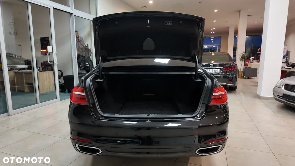 BMW Seria 7 750Li xDrive - 37