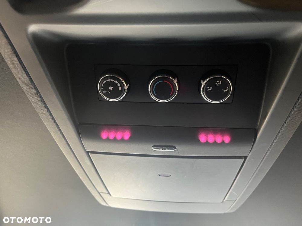 Chrysler Town & Country - 16