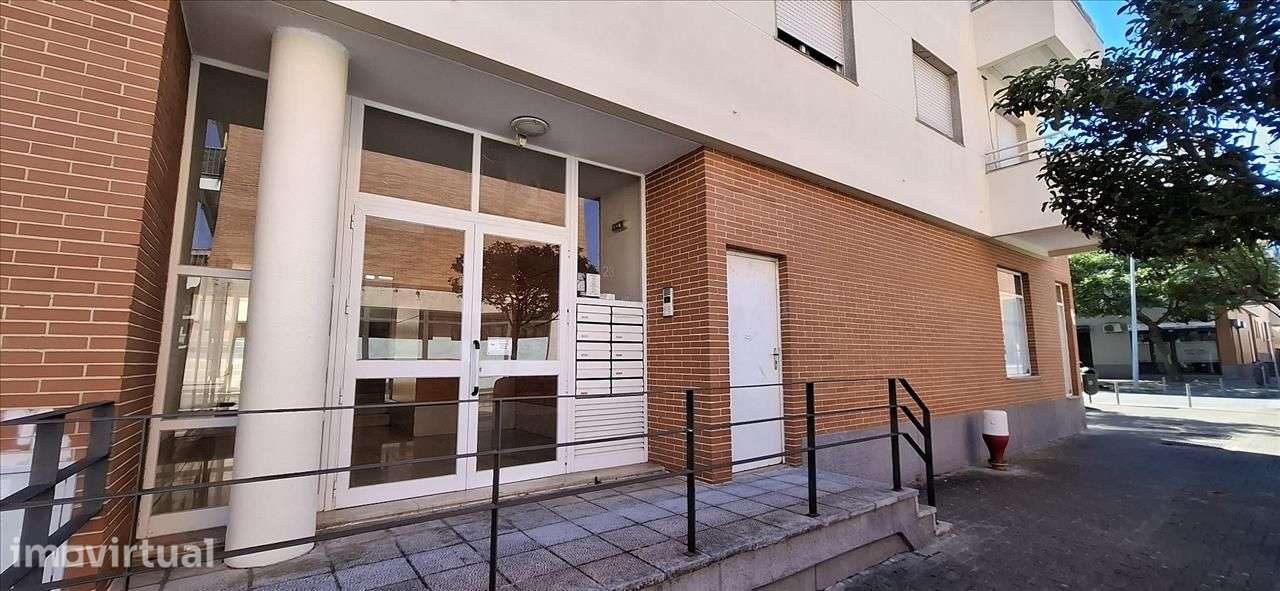 Apartamento T3 em Alhos Vedros com garagem e varanda - Grande imagem: 2/15
