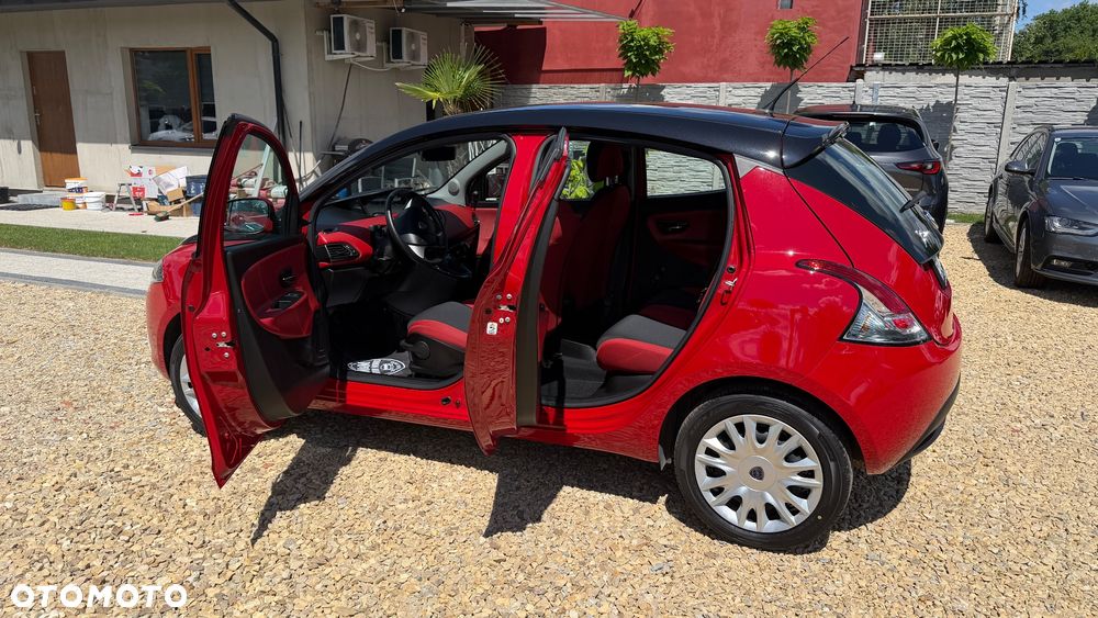 Lancia Ypsilon Y 1.2 8v Black & Red Edition - 31