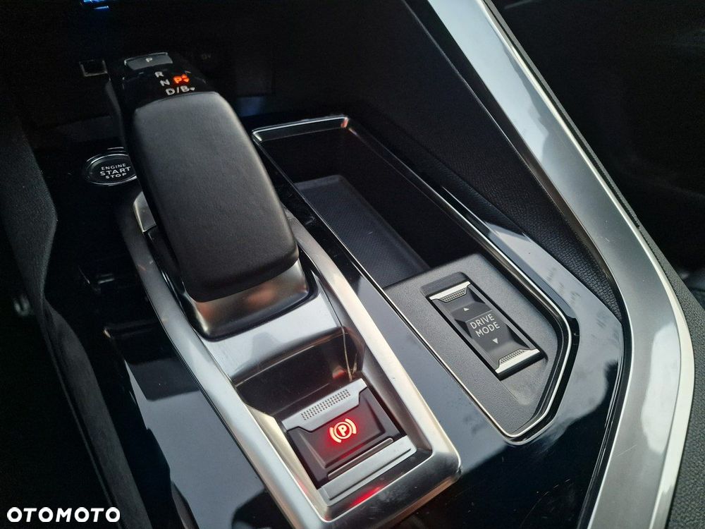 Peugeot 3008 1.6 PureTech HYbrid GT Line S&S EAT8 - 29