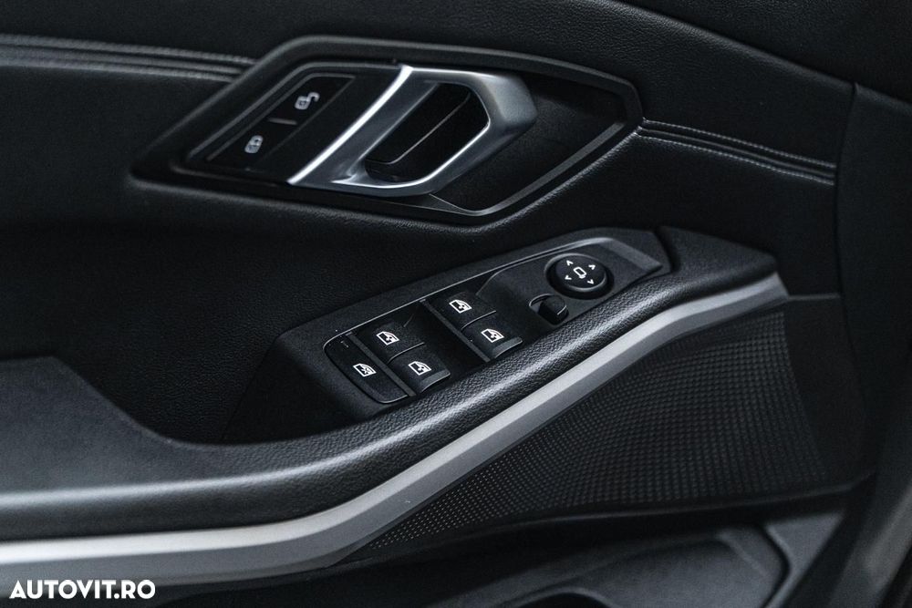 BMW Seria 3 320i Aut. Sport Line - 40