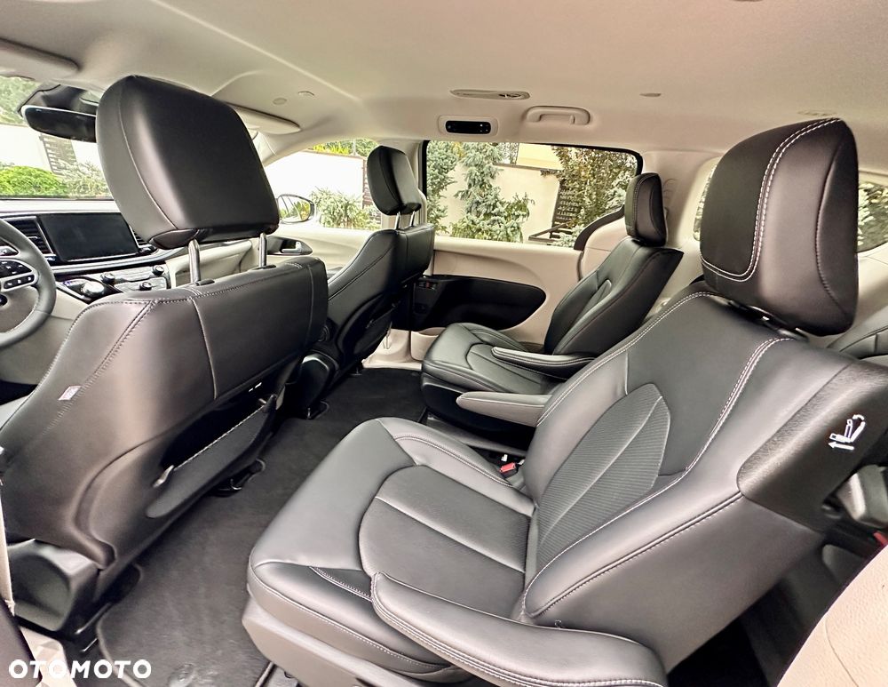 Chrysler Pacifica - 16