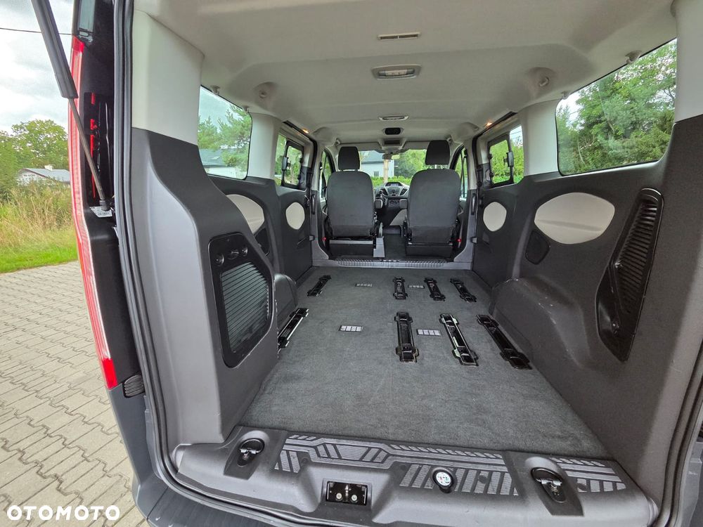 Ford Tourneo Custom - 23