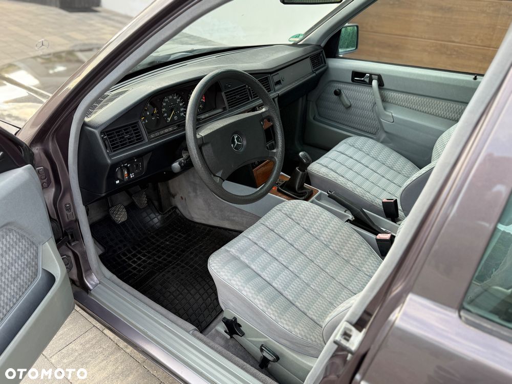 Mercedes-Benz W201 (190) - 21