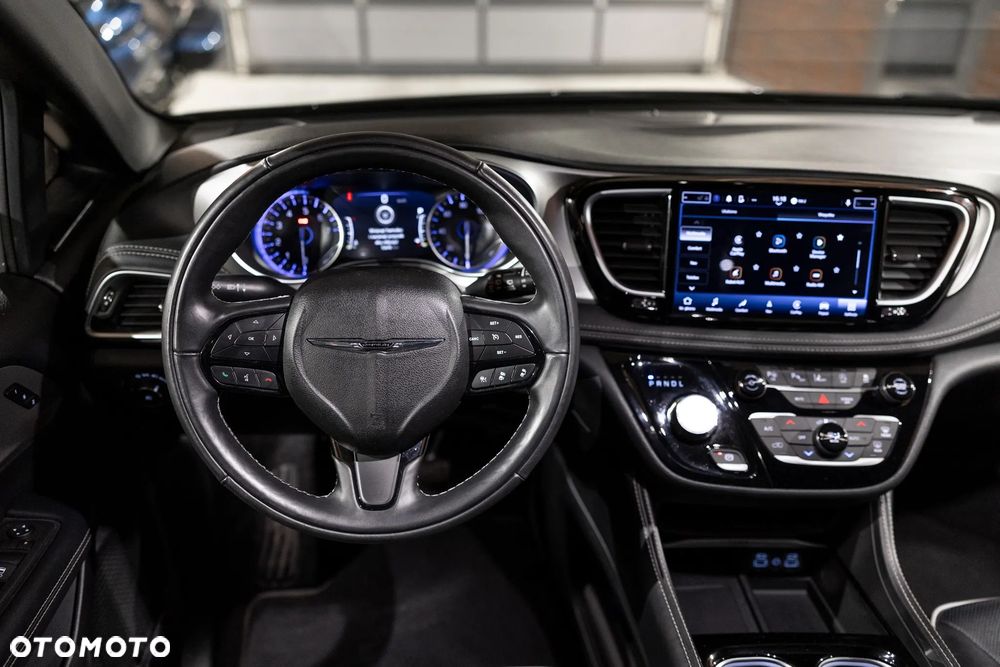 Chrysler Pacifica - 16