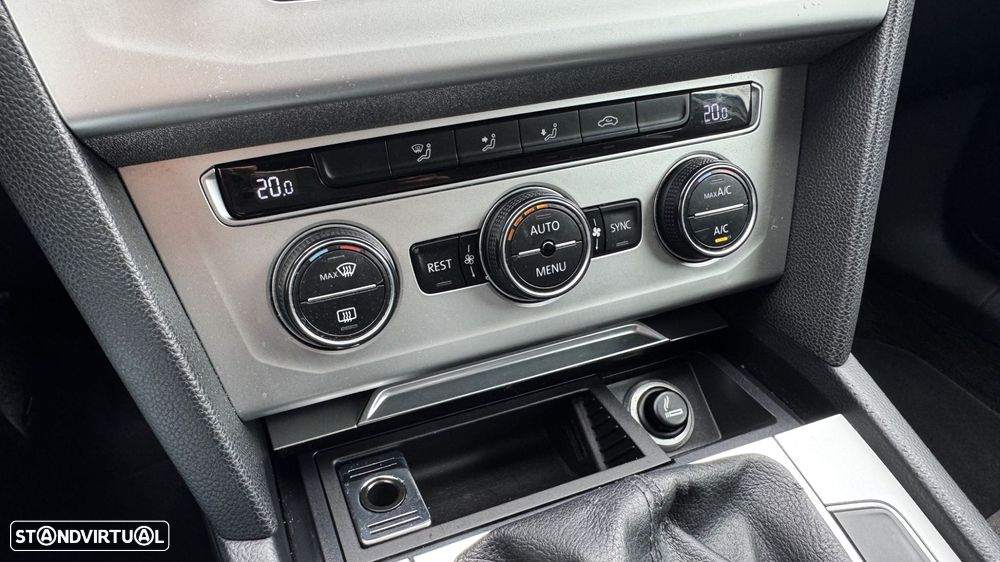 VW Passat 2.0 TDI Highline - 24
