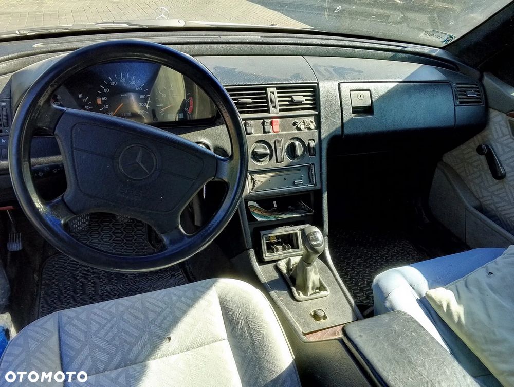 Mercedes – Benz Klasa C W202 (93-97.) 2.0 D 73KM. Silnik 601.913 (601 913) (601913) Skrzynia 717.416 (717 416) (717416) lakier 744.Cały na części. GWARANCJA !!! Przód Tył Zestaw Komplet Drzwi Klapa Zderzak Błotnik Maska Grill Atrapa Szyba Pas Lampa Lusterko Boczki Fotel Kanapa Kokpit Deska Rozdzielcza Przełącznik Włącznik Sterownik Przewody Wiązka Instalacja Moduł Komputer Czujnik Listwa Pompa Alternator Wtryski Głowica Rozrusznik Kompresor Sprzęgło Dwumas Silnik Skrzynia ABS Klimatyzacji Paliwa Wspomagania Kolektor Turbina Przepustnica Zawór Chłodnica Koło Hak Belka Sanki Zawieszenie Mcpherson Półoś Amortyzator Wydech Tłumik Zacisk Most - 10