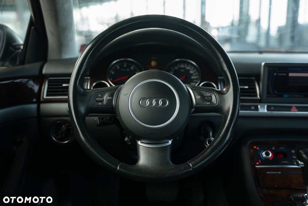 Audi A8 4.2 L Quattro - 30