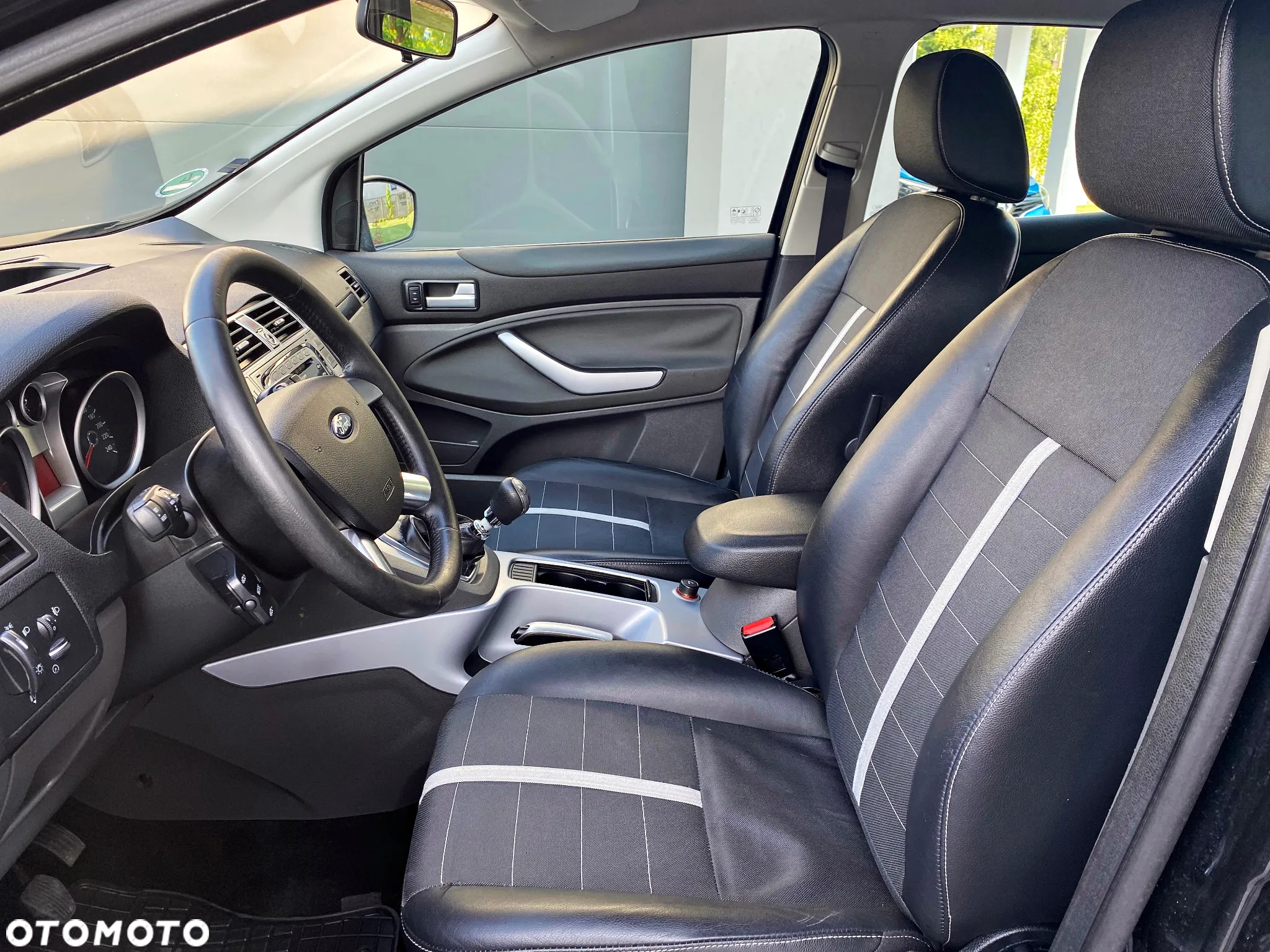 Ford Kuga 2.0 TDCi 2x4 Titanium - 2