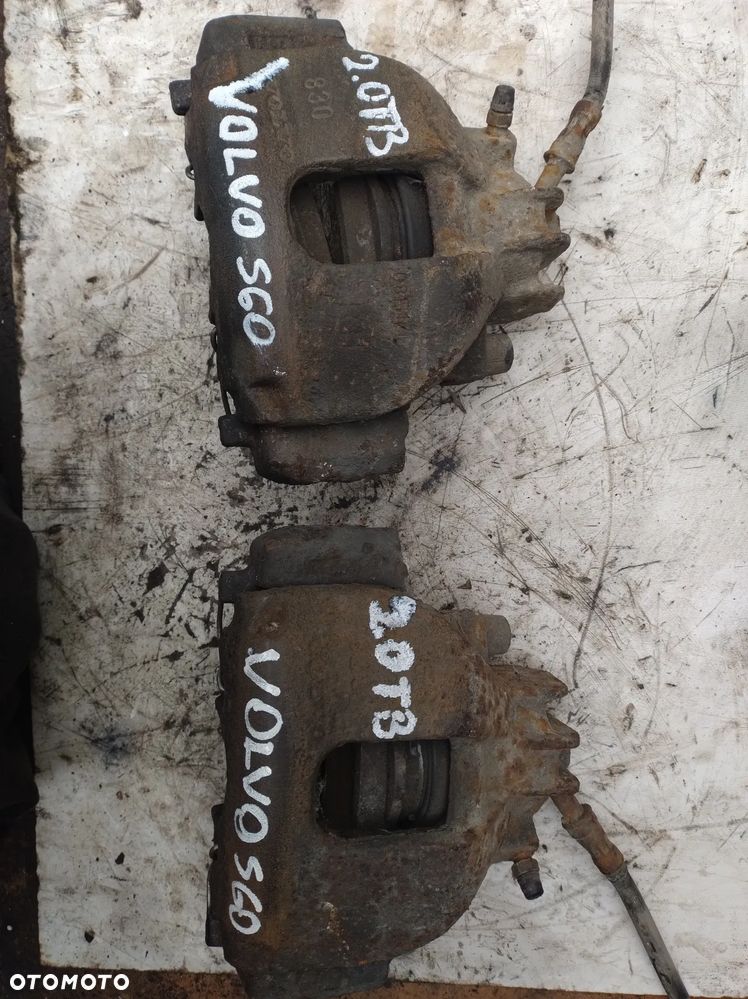 VOLVO S60 I 2,0t zacisk jarzmo przod - 1