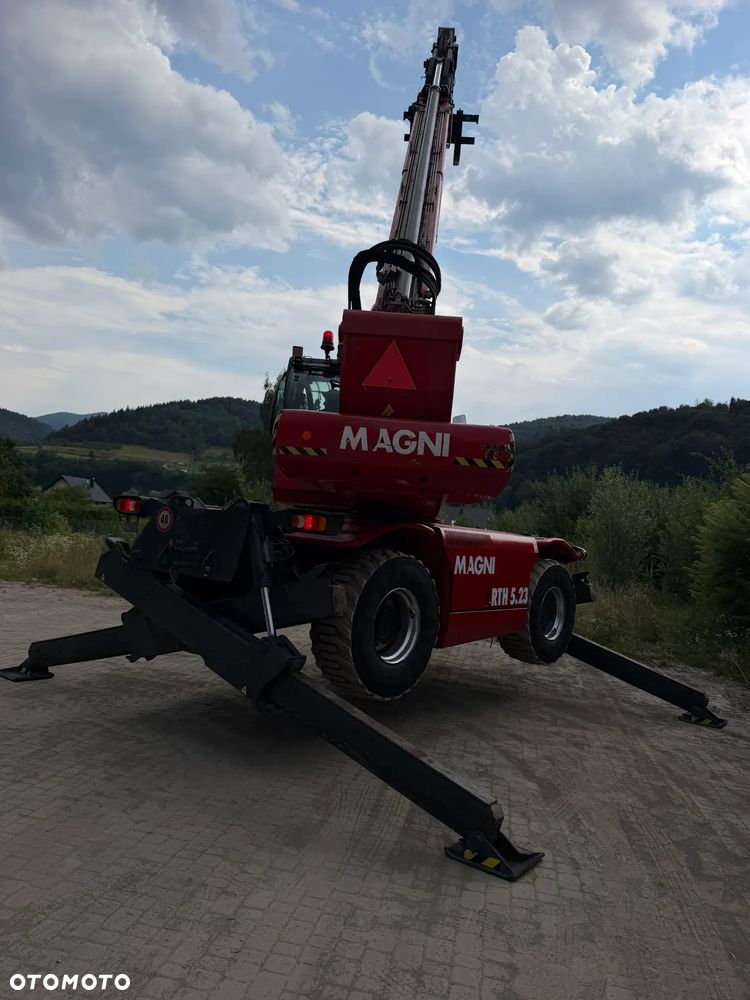 Magni RTH 5.23 SH-D/C Ładowarka teleskopowa Obrotowa roto 23 metry wysuw. 5 ton Udźwig. Wciagarka Hydrauliczna 5 ton. Pilot zdalnie sterowana. DEUTZ Silnik 145 KM. Jak Nowa Z Norwegii 2019 rok. 3200 mtg. Serwisy DEKRA TUV aktualne. Full Wypas. Klima stabilizatory 2 osie. Pilot. Maszyna z Norweskiej Upadłośći. Stan maszyny nie różni się od nowej z Salonu! Zero luzów na wszystkich siłownikach i podzespołach. ani deka wycieków. OKAZJA. Pełna Dokumentacja - 2
