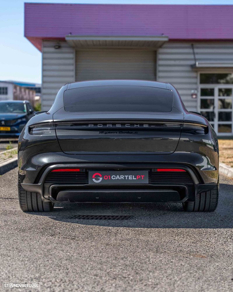 Porsche Taycan Turbo S - 12