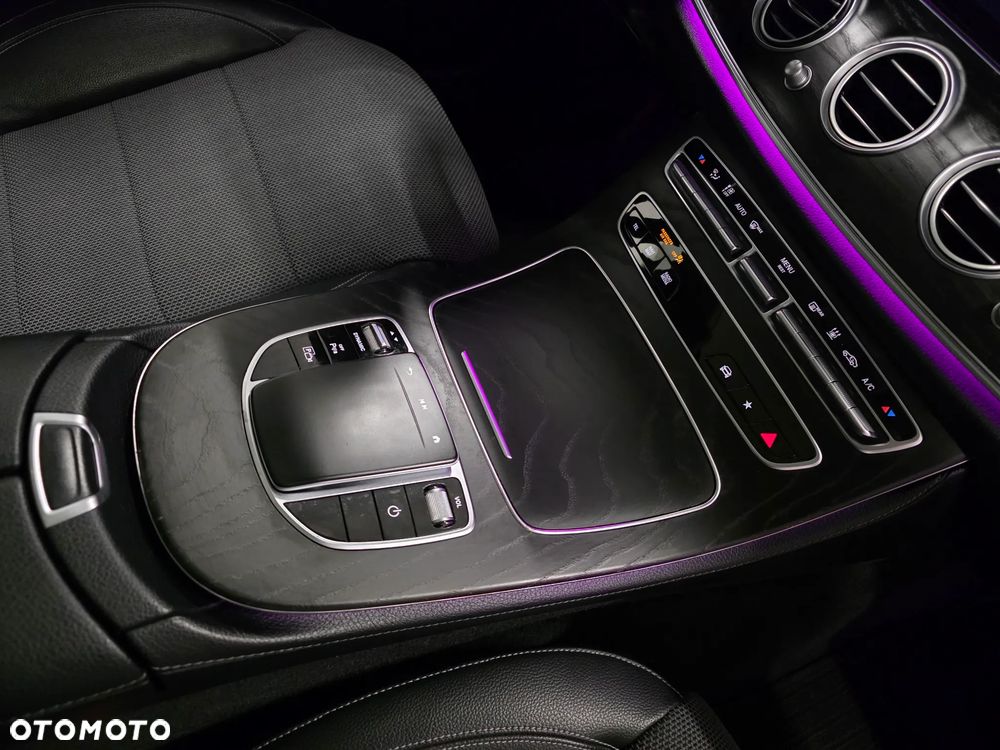Mercedes-Benz Klasa E 300 4Matic 9G-TRONIC AMG Line - 21