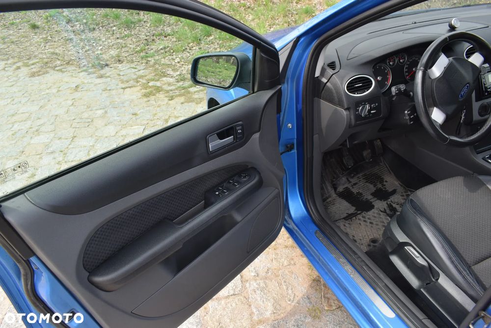 Ford Focus 2.0 16V Titanium - 11