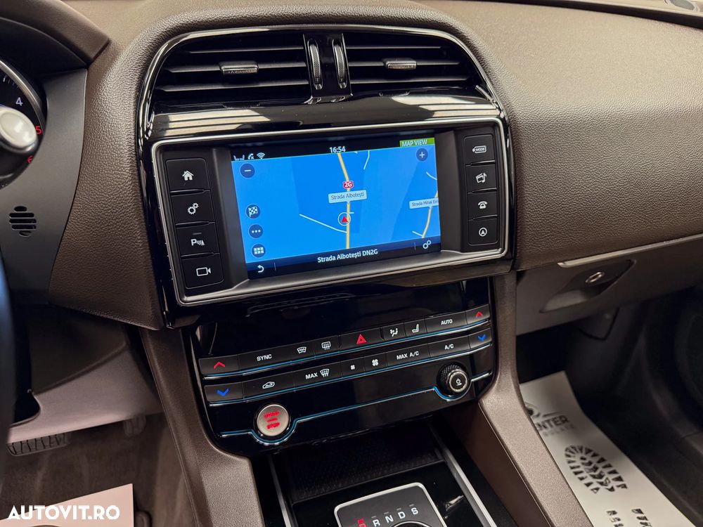 Jaguar F-Pace 25d AWD Prestige - 27