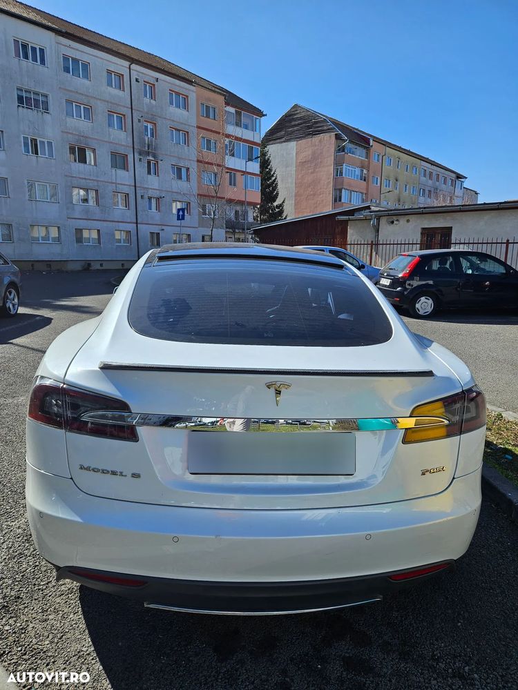 Tesla Model S - 4