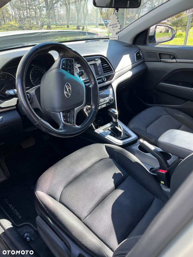 Hyundai Elantra 1.6 Style - 12