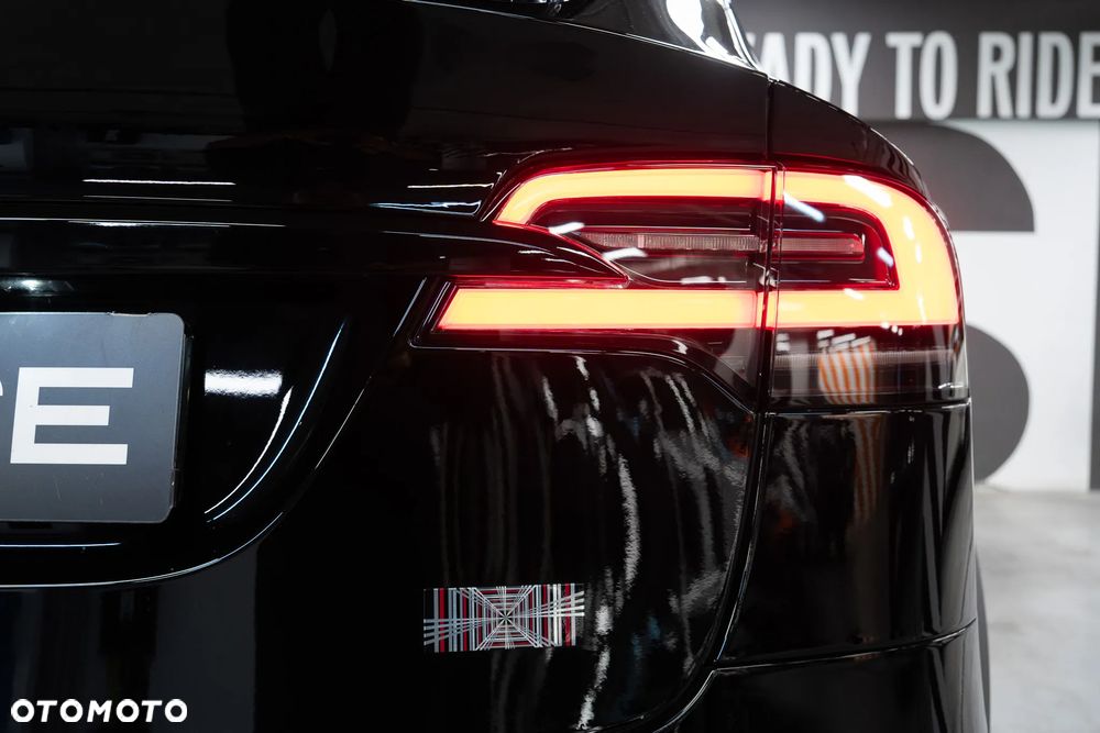Tesla Model X - 25