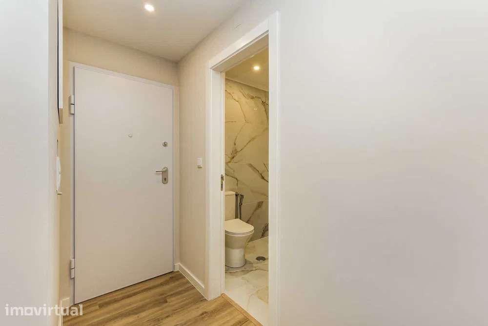 T4 de Luxo Totalmente Remodelado em Carnaxide - Grande imagem: 4/12
