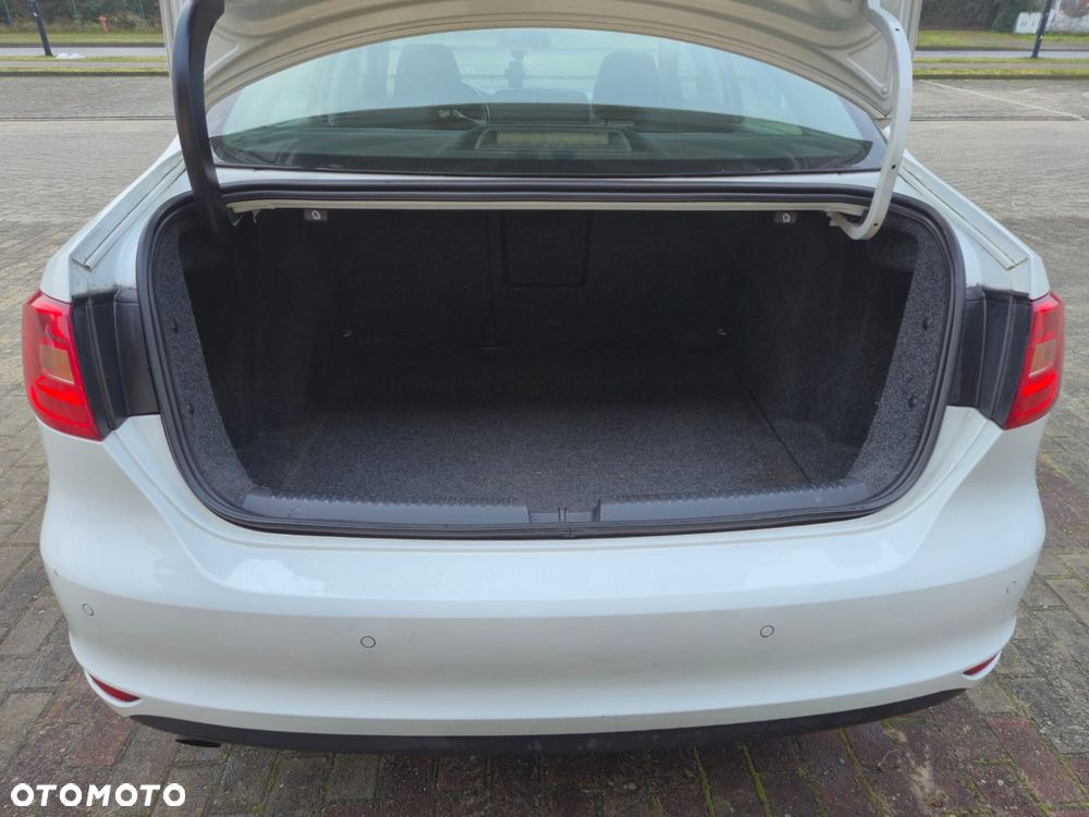 Volkswagen Jetta 1.6 TDI Blue Motion Technology Trendline - 12