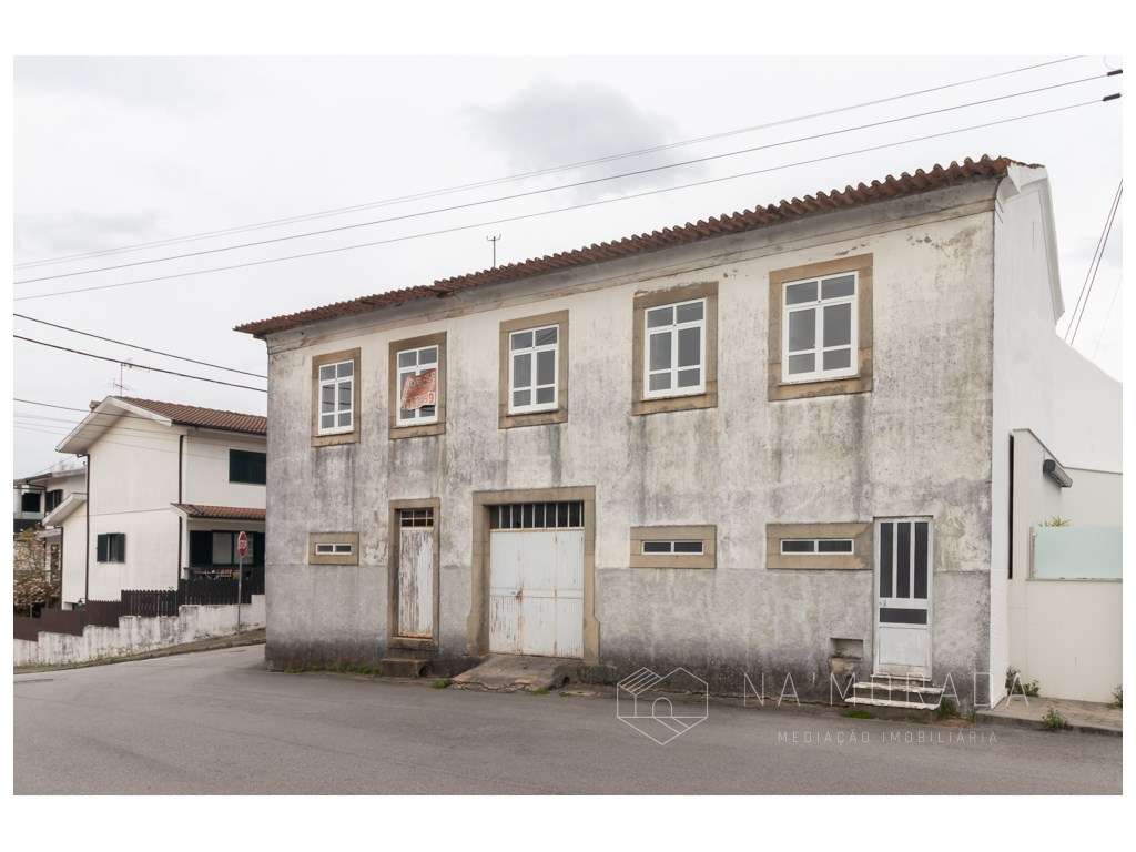 Propriedade para restauro em pleno centro de Santa Maria da Feira - Grande imagem: 2/40