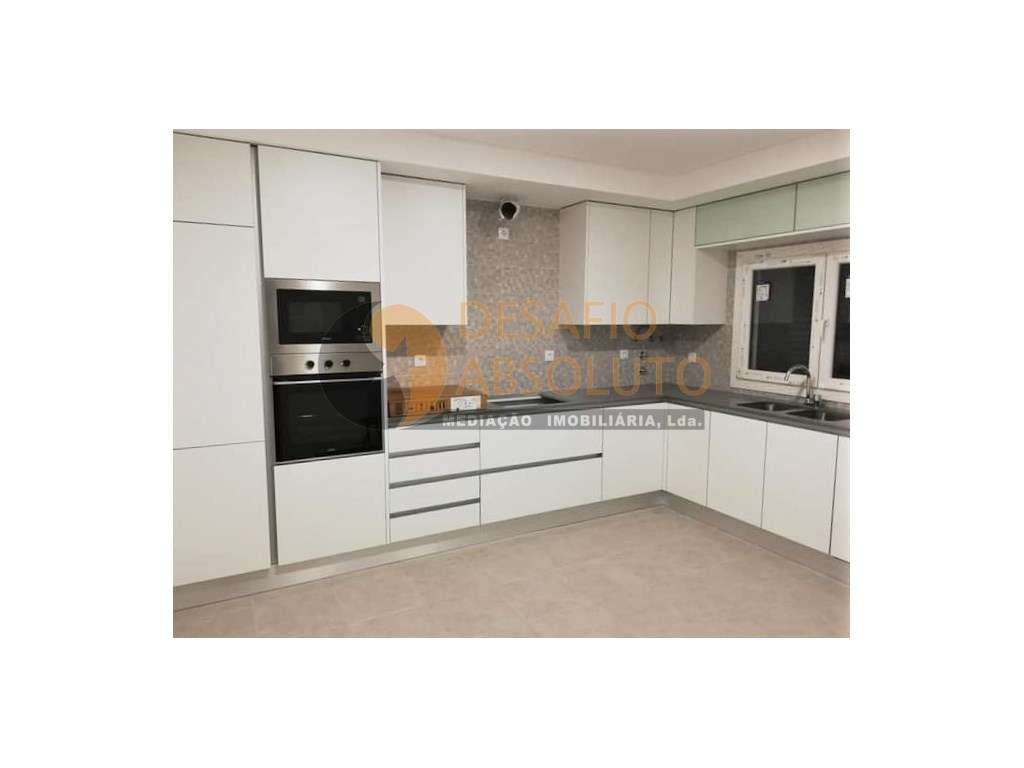 Moradia Geminada T3+1, Áreas Grandes. Fernão Ferro - Grande imagem: 2/20