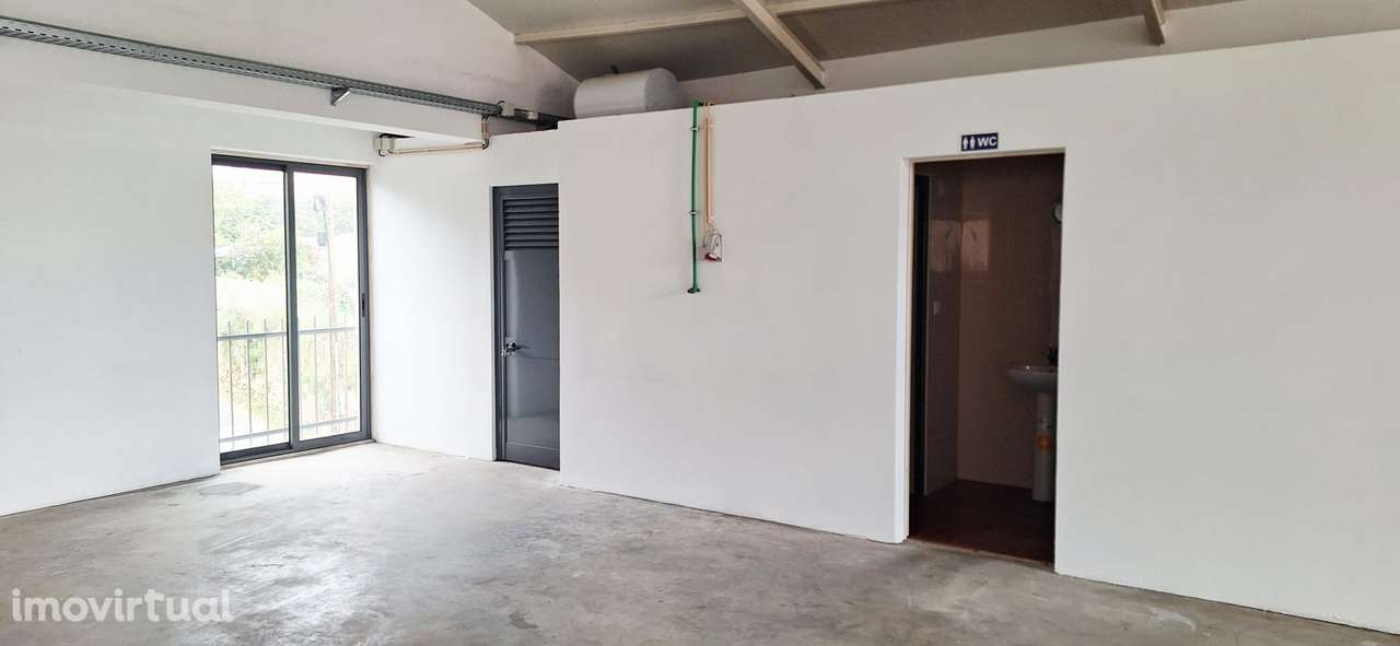 Armazém em Marvila com Acesso Pavimentado e Estacionamento - Grande imagem: 3/6