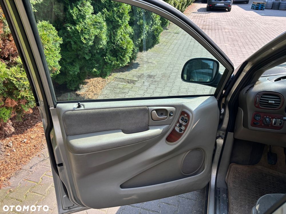 Chrysler Grand Voyager - 13