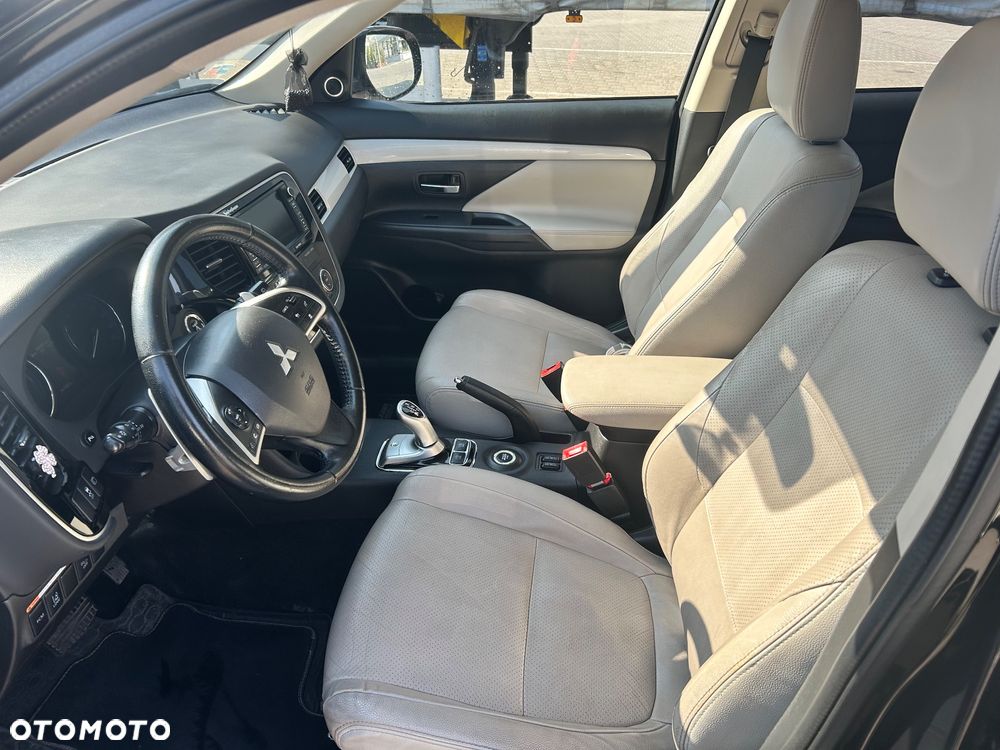 Mitsubishi Outlander Instyle NAVI + - 16