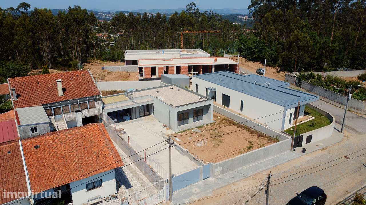 Moradia independente T2 em fase final de construção com amplo terreno - Grande imagem: 2/24